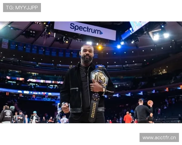 乔恩·琼斯居然把健身房当家了？天天打卡连女朋友都快见不到了吧！