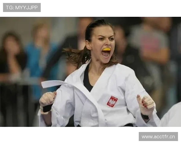 莱万训练完回家还要给老婆交工资卡？